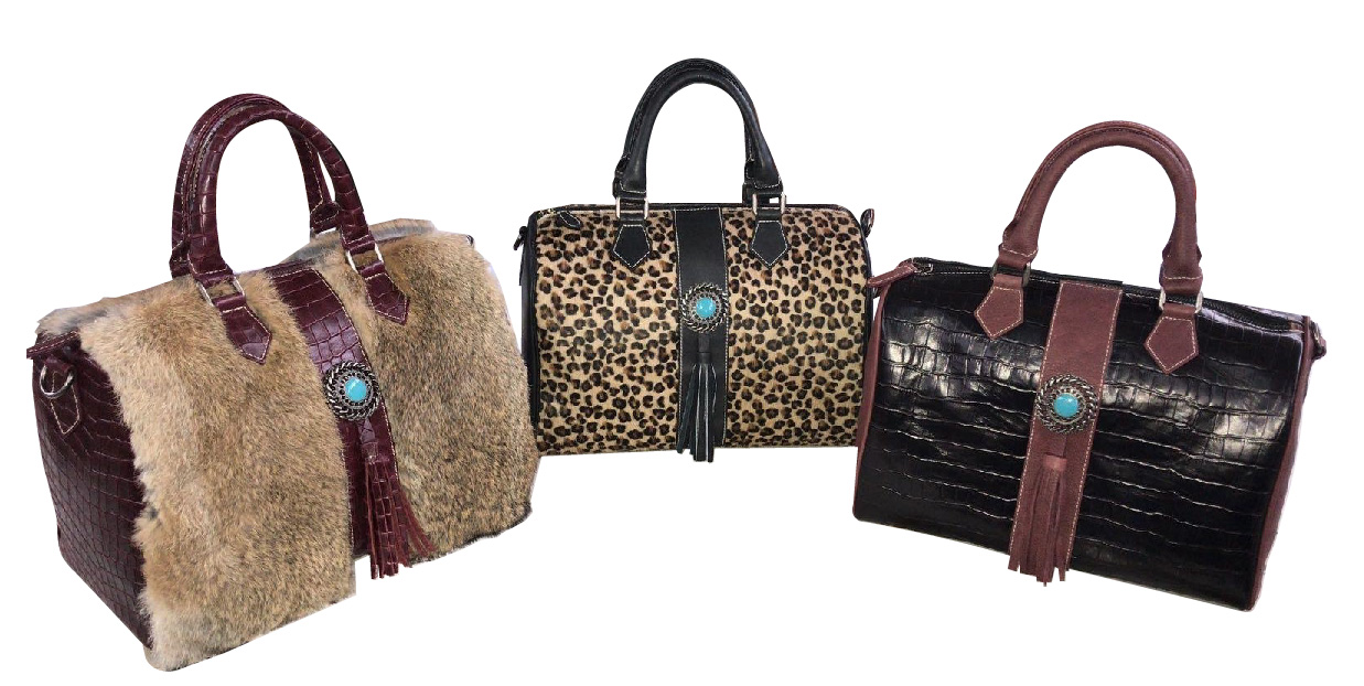 Nuestros bowlings WHITNEY de la colección Piel y Alma, están creados en una combinación de dos materiales: piel de vaca, y piel de conejo, potro ó coco, hemos querido que fuera glamuroso a la vez que sencillo. Su tamaño es mediano, pero tiene una capacidad amplia para llevar todo lo que necesitas en tu día a día, por lo que resulta de lo más exclusivo tanto para llevarlo a diario como para salir por la noche.  Puedes llevarlo al hombro o de mano con las asas, o como una bandolera, con la tira extraíble. El cierre del compartimento principal es de cremallera y, en el interior, cuenta con un bolsillo interior de cremallera y otro bolsillo sin ella. Hazte con él y conviértelo en tu básico de armario para esta temporada. La suavidad de su piel te enamorará. Sin duda, este bolso es un clásico que nunca pasa de moda, y que puedes usar temporada tras temporada combinándolo como más te guste..